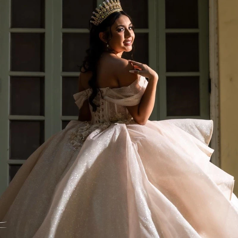 Vestido De quinceañera escalonado con tirantes finos, Vestido De baile Sexy, apliques De cristal ostentosos, corsé plisado De encaje, 15 años