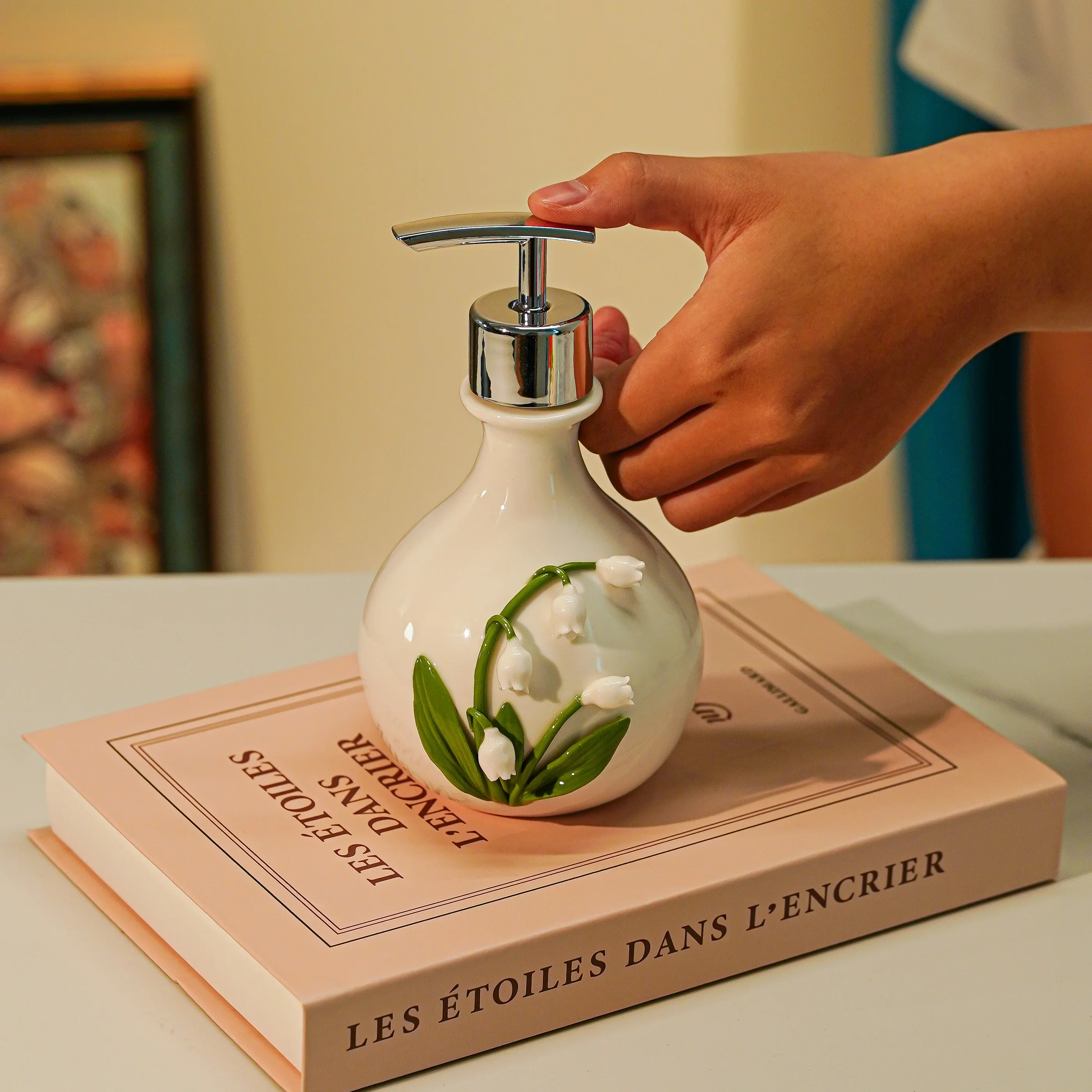 soap dispenser Creative ceramic bell orchid bathroom hand washing lotion bath gel hair washing water press lotion sub bottled