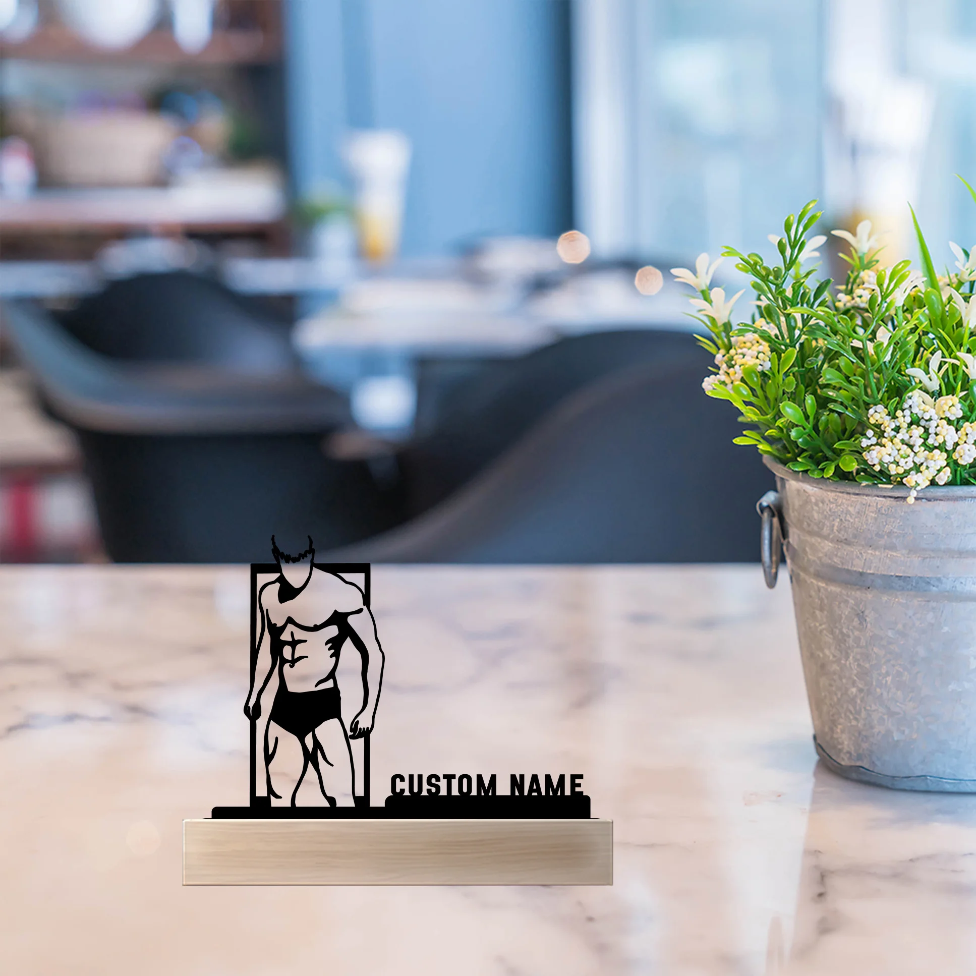 1pc Guerriero muscolare astratto Nome personalizzato Statua in metallo Ornamento in metallo con base in legno Scultura in metallo Artigianato d'arte con base in legno