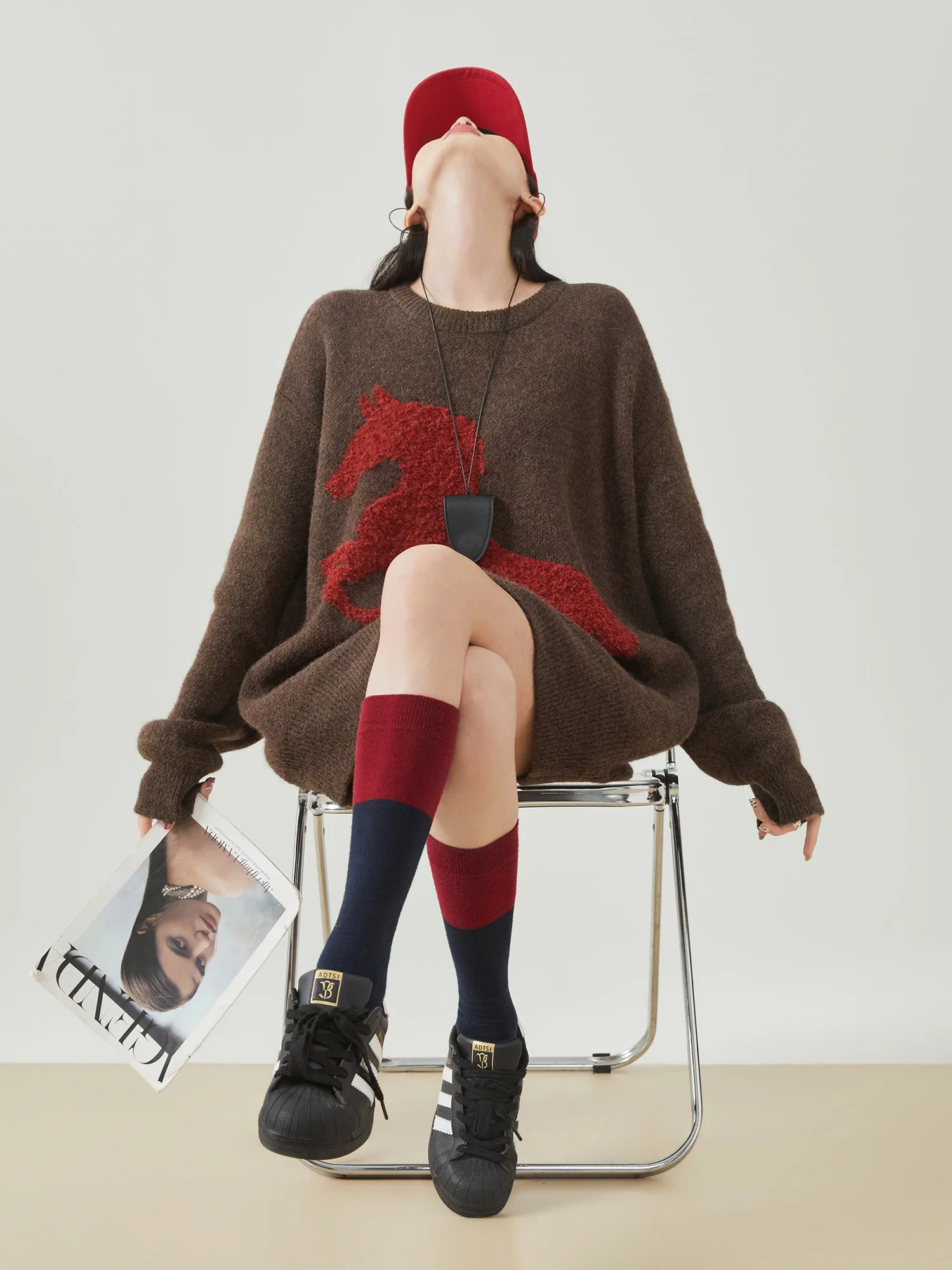 

Коричневый вязаный свитер в стиле ретро с вышивкой, свободный крой, удлиненный, со спущенным плечом, для женщин