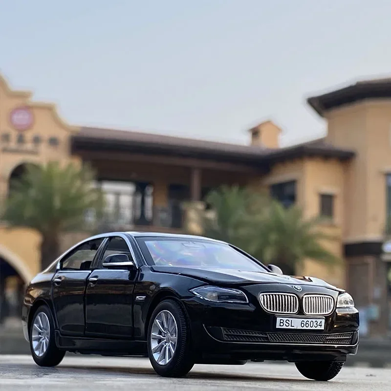 1:32 BMW 535 coche en miniatura de aleación fundido a presión y vehículos de juguete coche de juguete colección de Metal modelo juguetes de alta simulación para regalo de niños