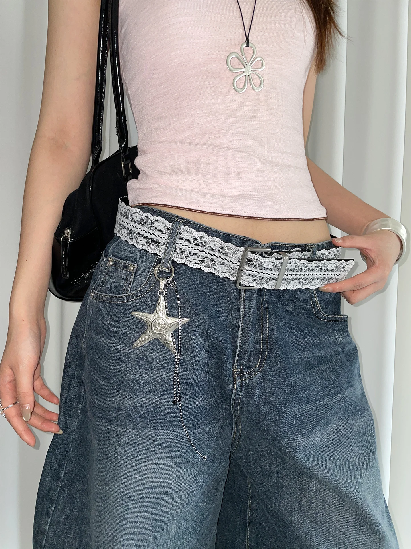 Cinto de renda elegante, design exclusivo, adequado para mulheres usarem com saias e calças jeans.