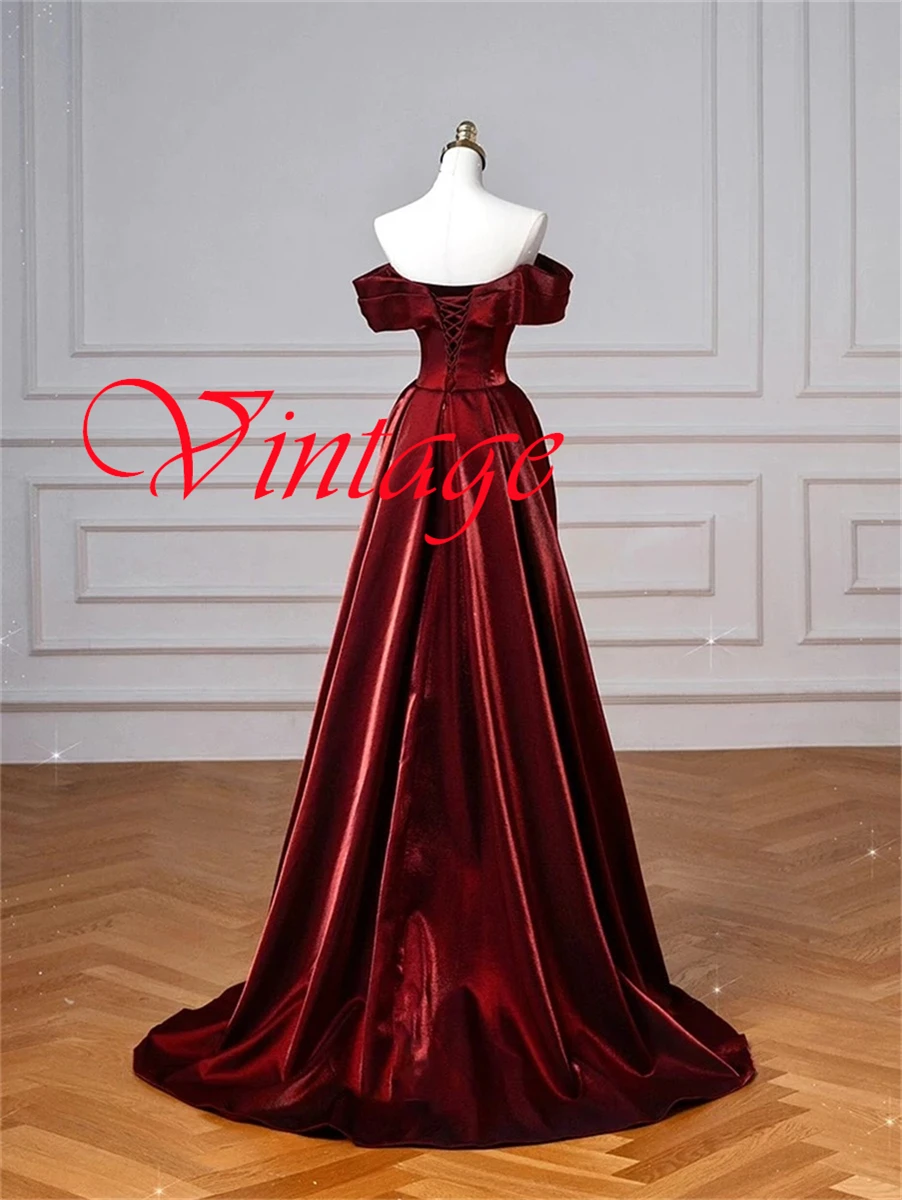 ที่กําหนดเองคลาสสิก Burgundy ซาตินชุดราตรี Modern Strapless ปิดไหล่แขนสั้น Lace Up กลับ Homecoming Dress