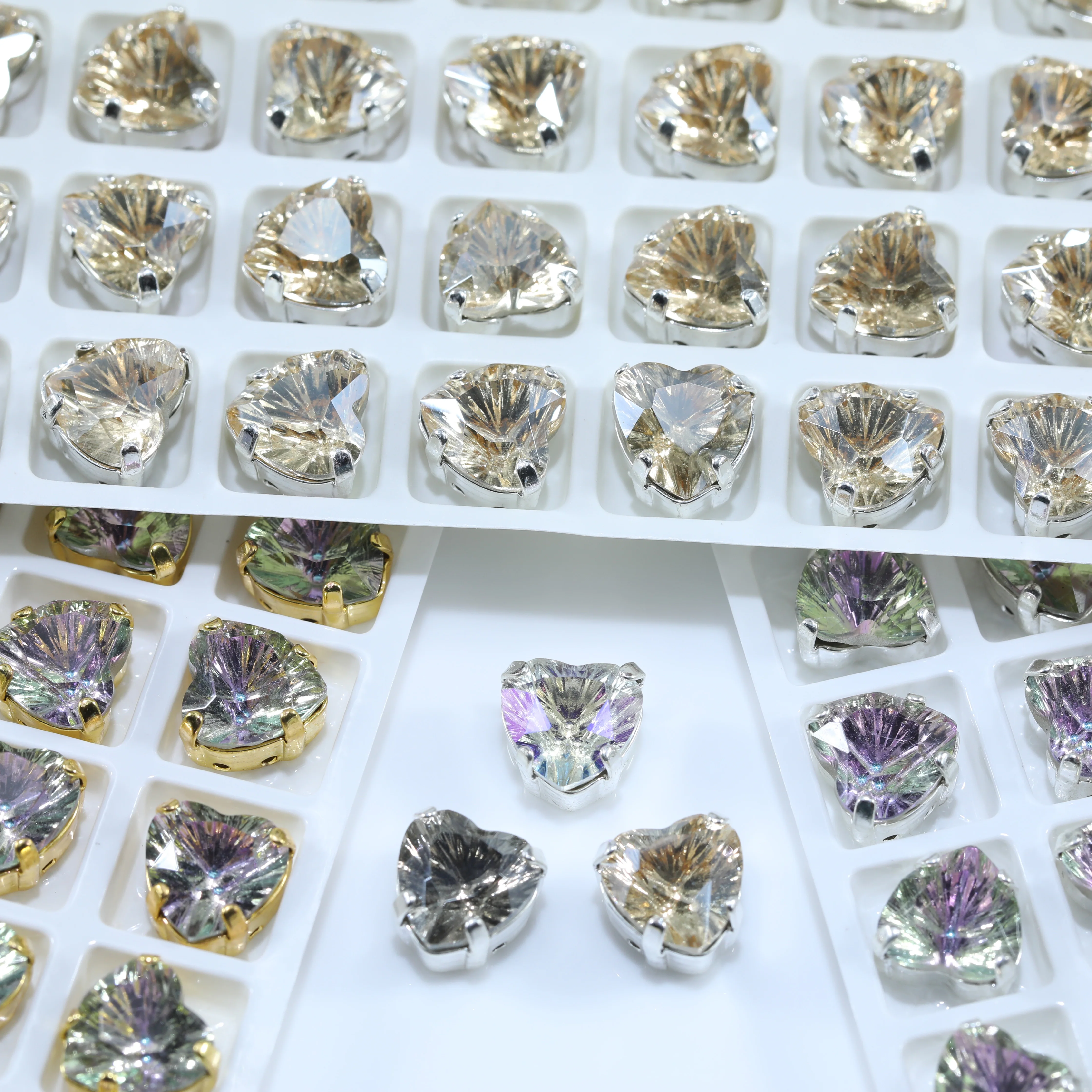 Mehrfacetten-Herzform-Millennium-Schliff-Aufnäh-Strasssteine mit Metallfassung, K9-Glas-Kristall-Strass für Kleidung, Taschen, Haare – Detail 3