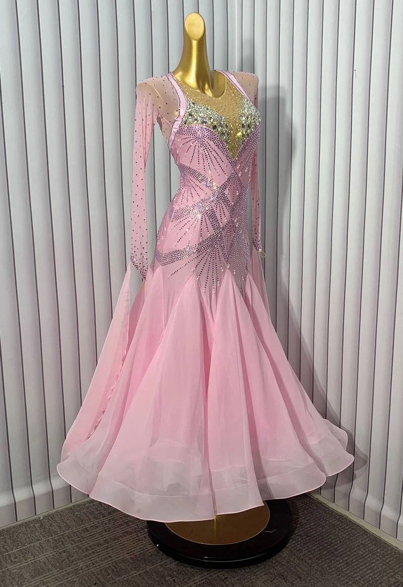 Ballroomdansjurken Dans roze danskostuums Walsjurk Rumba Standaard ballroomjurk met vleugels gat op de rug