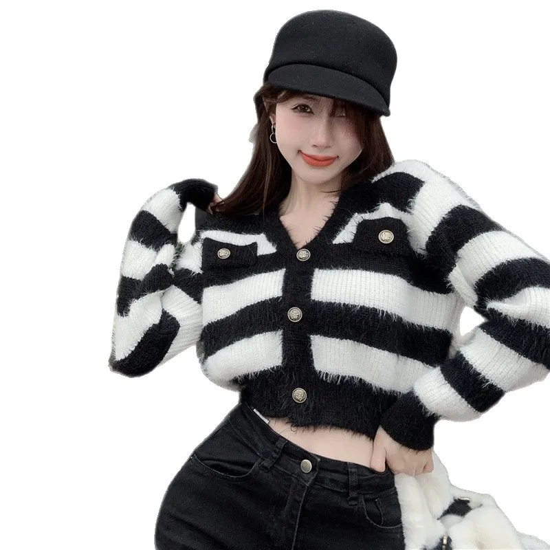 เสื้อคาร์ดิแกนแขนยาวลายทางขาวดำ กลิ่นอายความหอมอ่อนๆ สำหรับผู้หญิง ฤดูใบไม้ร่วง ฤดูหนาว คอวี ถักด้วยขนนก สไตล์อเนกประสงค์ เหมาะสำหรับใส่ทำงาน