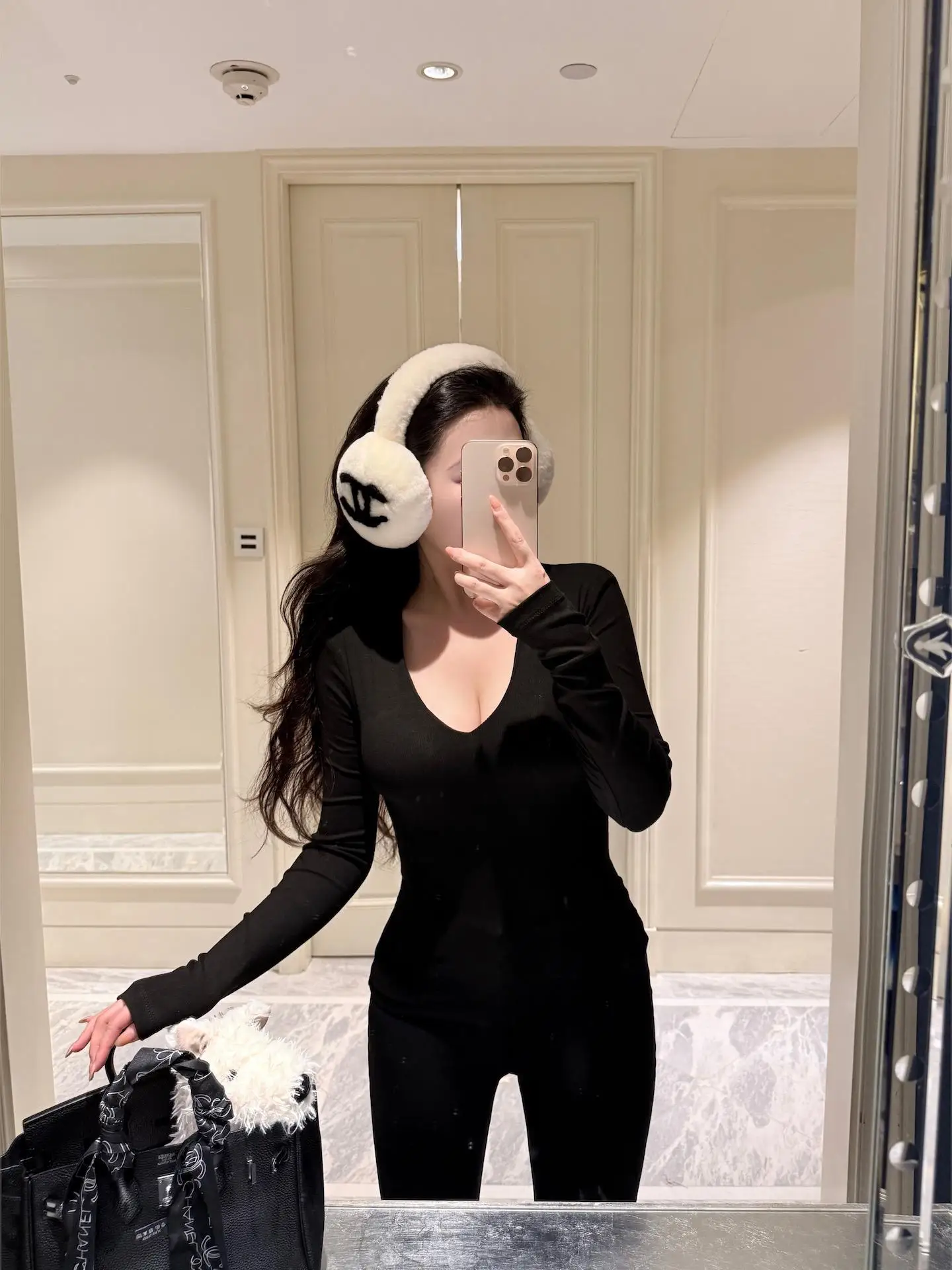 

Slim Fit Long Sve V-Ne T-irt with Built-In Bra Pad Highlighting Body ape Base irt for Women Commute Sle Autumn Wear