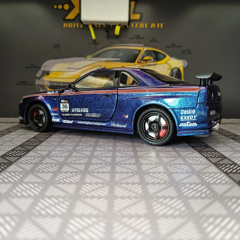 

Модель автомобиля GTR-R34 из сплава металла в масштабе 1:24, двери и капот открываются, имитируются звуковые и световые эффекты.