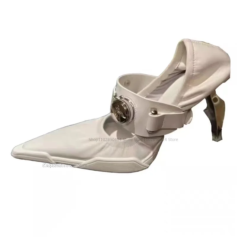 Zapatos de tacón con punta estrecha Para mujer, calzado con decoración de Metal, sin cordones, estilo extraño, Sexy, novedoso, color blanco, 2023