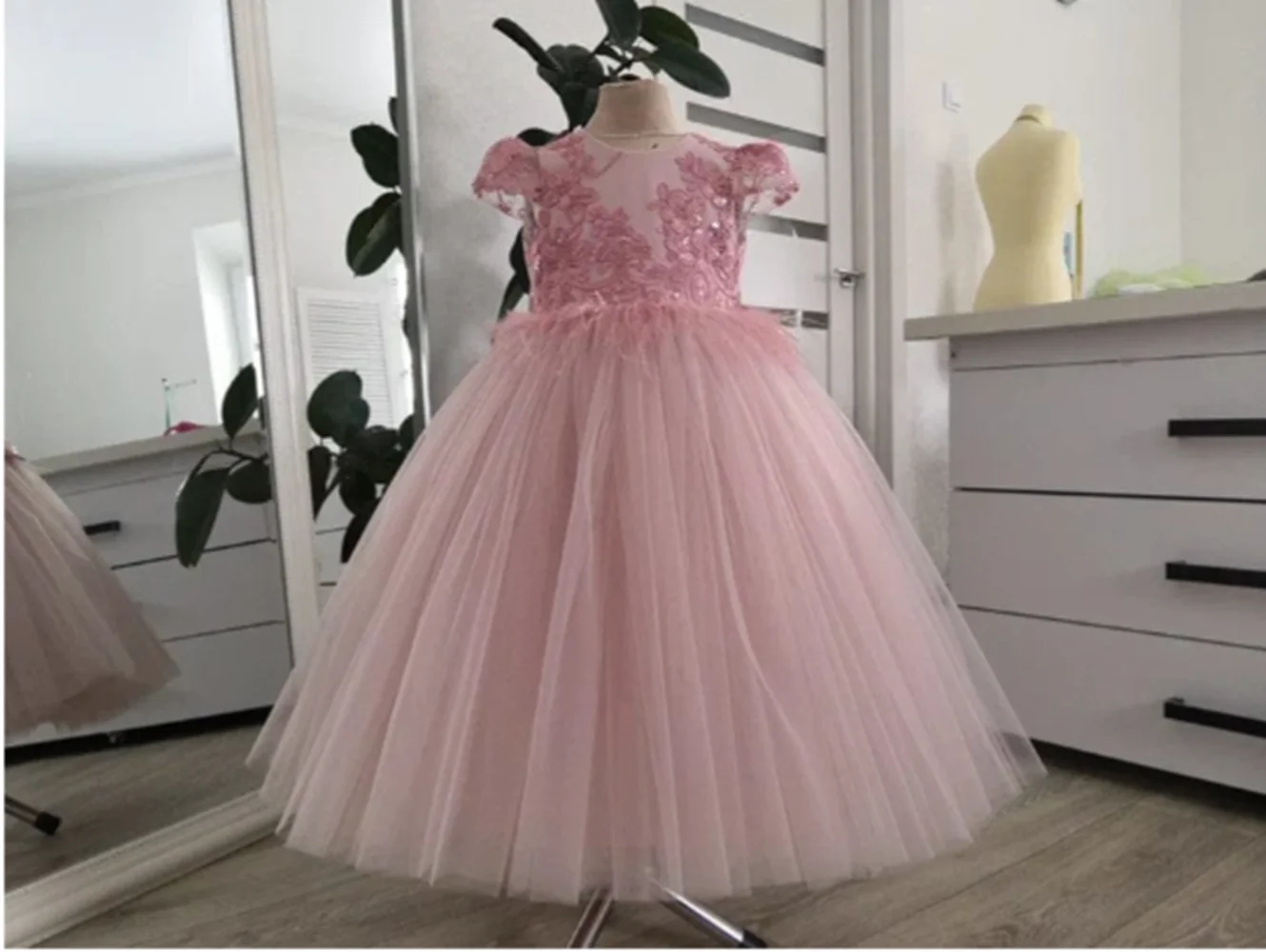 

Индивидуальные розовые платья для девочек-цветочниц на свадьбу с блестками и бантом длиной до колена, милая принцесса, вечеринка по случаю дня рождения, первая поездка на работу