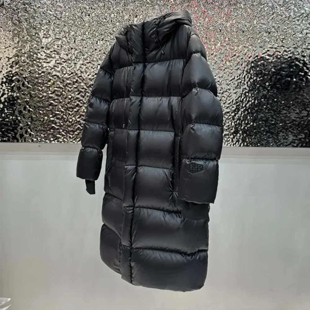 معطف خفيف بقلنسوة طويل بطة أسفل معطف دافئ للنساء سميك 2025 شتاء جديد فضفاض أسود اللون سميك سبعة شبكة قابلة للفصل سترة نسائية