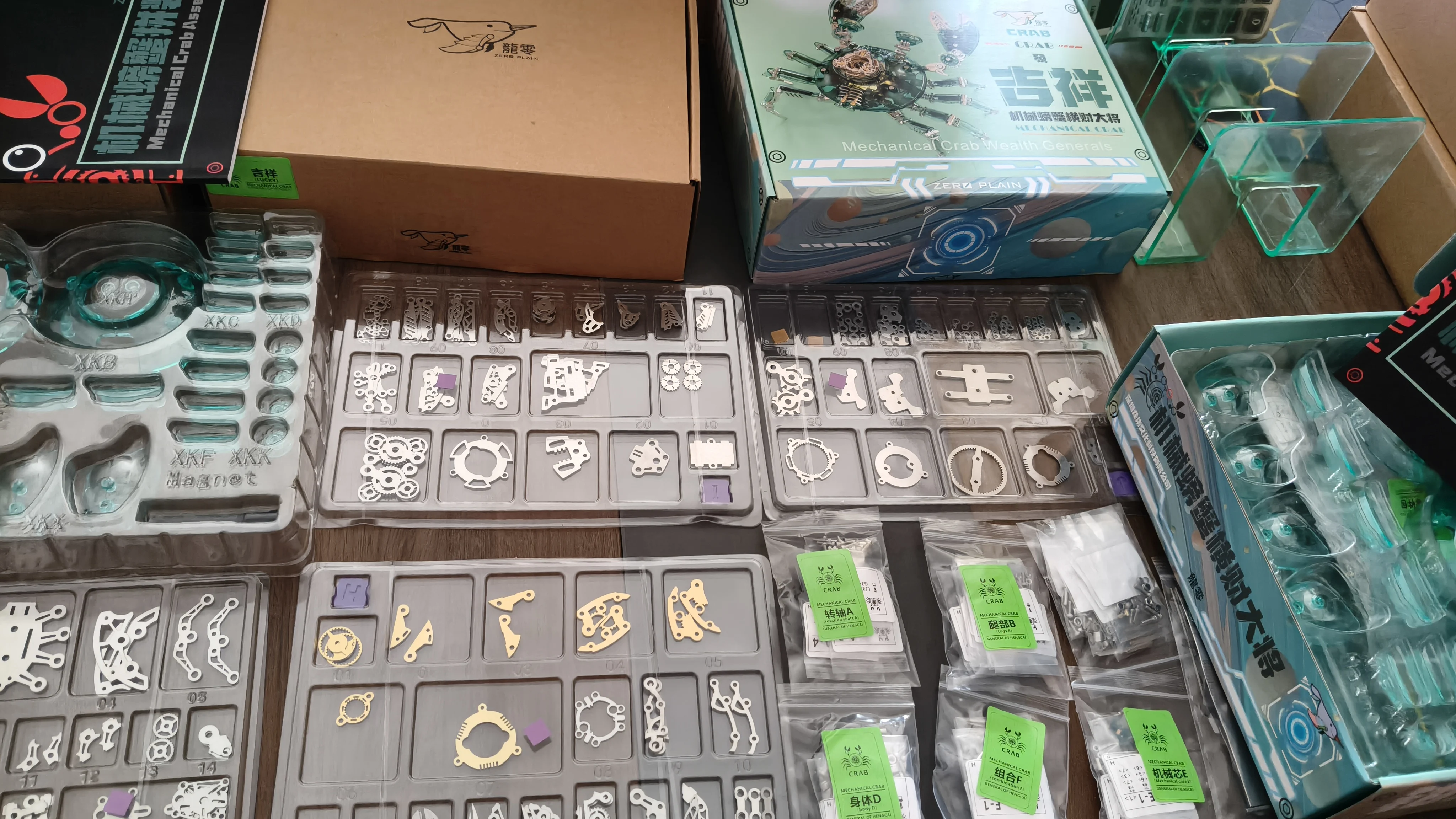 Exquisite mechanical crab magnetic suction lamp metal assembly model trendy toy ornament DIY handmade three-dimensional gift