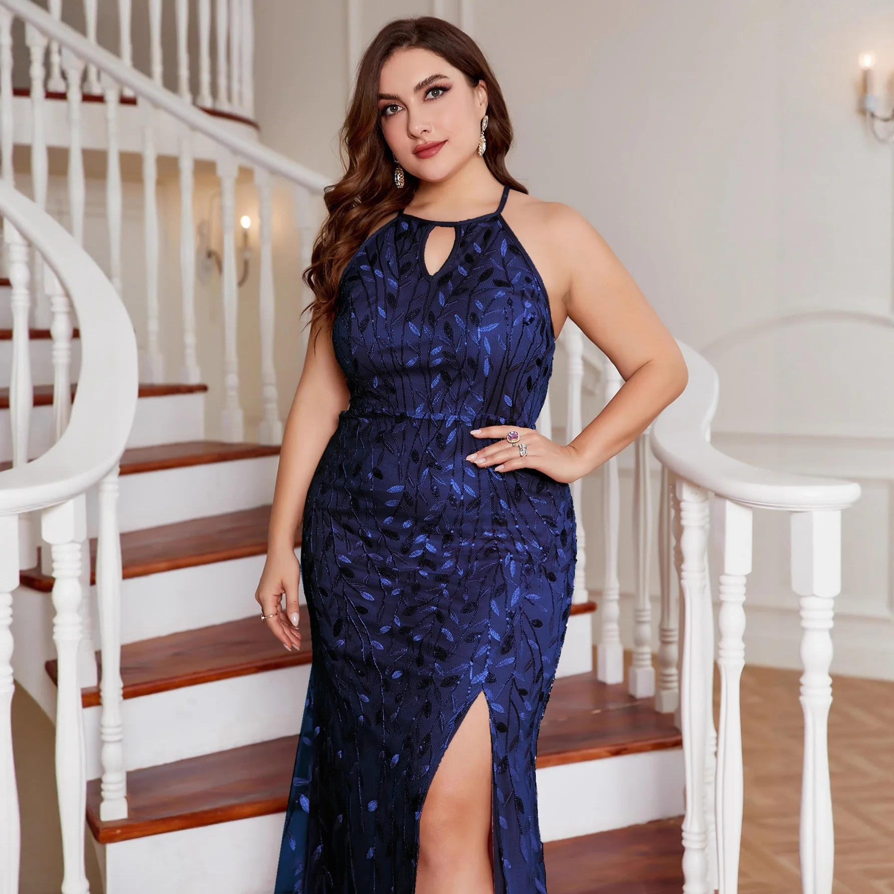 Abito da Sera/Cerimonia a Sirena Blu Navy Taglie Forti con Ricamo a Foglie, Halter, Scollatura a Goccia e Spacco Alto