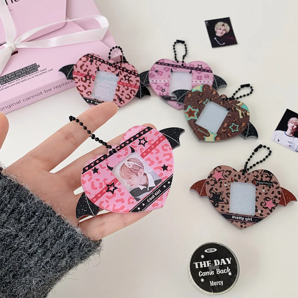 حافظة صور أكريليك بأجنحة صغيرة على شكل قلب لهاتف 1 بوصة حافظة بطاقات صور على شكل نجمة K-Pop بطاقة الطوب المعبود حامل بطاقات الصور لوازم البطاقات #1