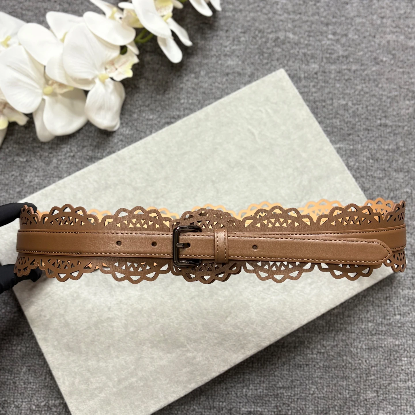 

Bohemian style women's waist belt with hollowed out carved lace and genuine leather waist seal, olive green texture wide belt