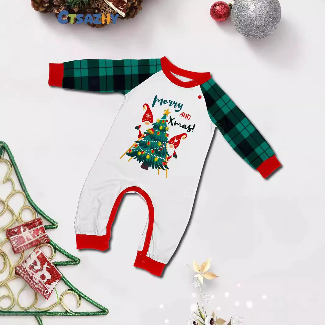 يتم بيع ملابس منزلية جديدة للوالدين والطفل لعيد الميلاد لعام 2025 بشكل جيد في أوروبا. بيجامة مطبوعة بحروف شجرة عيد الميلاد سانتا كلوز