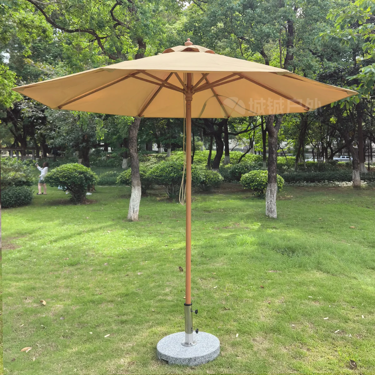 Foshan factory directly supplies aluminum alloy wood grain central column umbrella 8 bone wind-resistant dyed woven fabric