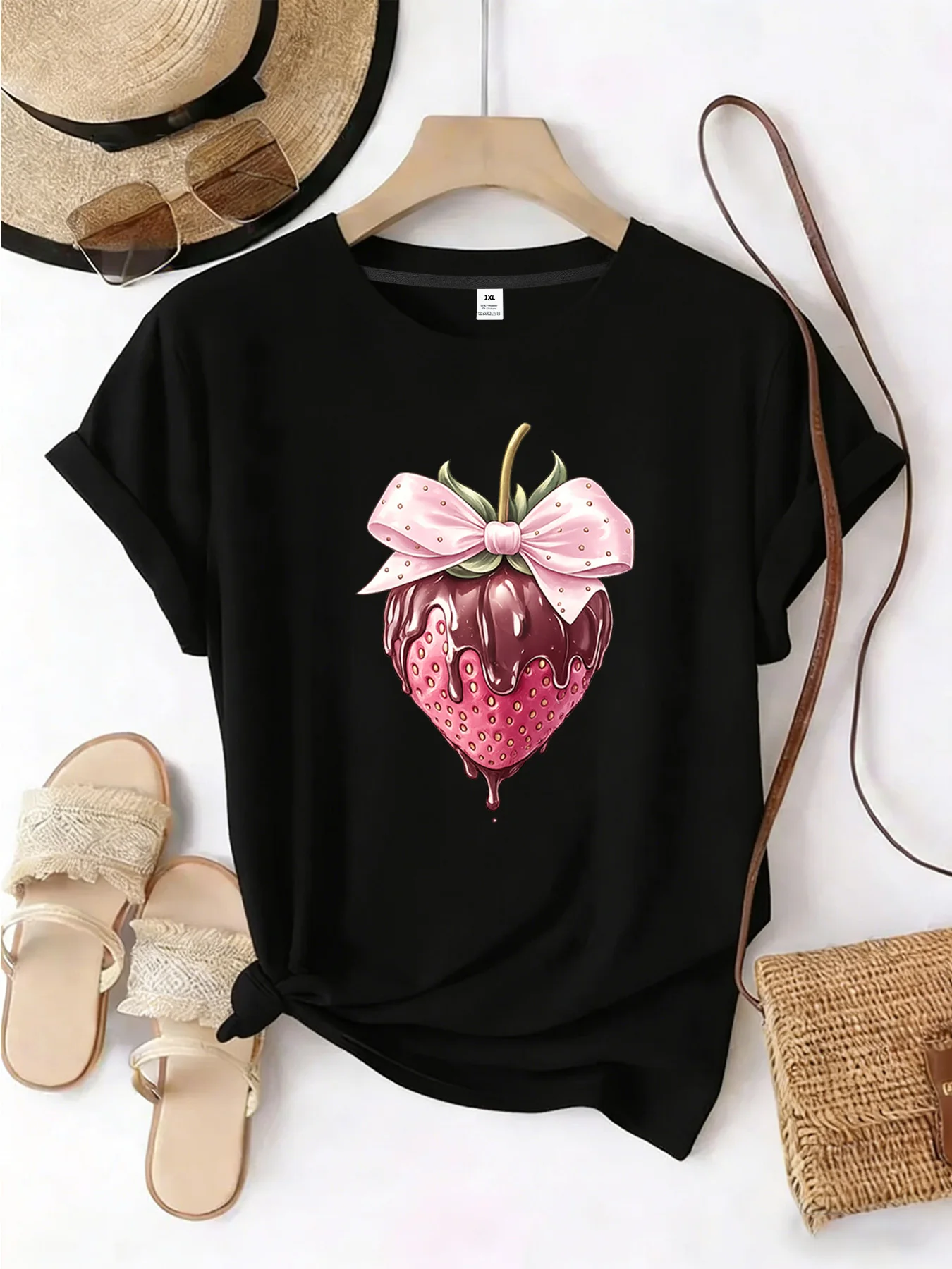 

【YJ00061】Женская футболка больших размеров с круглым вырезом, короткими рукавами, эластичными полурукавами и модными принтами, цвет: шоколадно-клубничный.