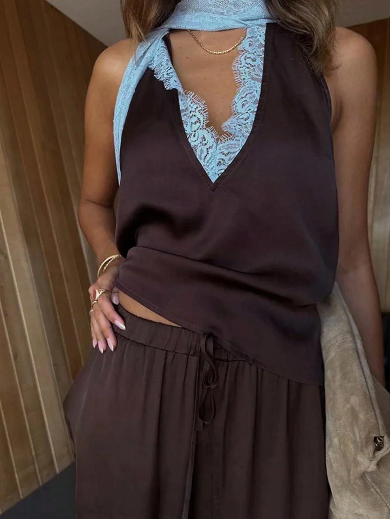 

Коричневый комплект из двух предметов с кружевными вставками и воротником-халтер, повседневный элегантный наряд для женщин на весну-лето