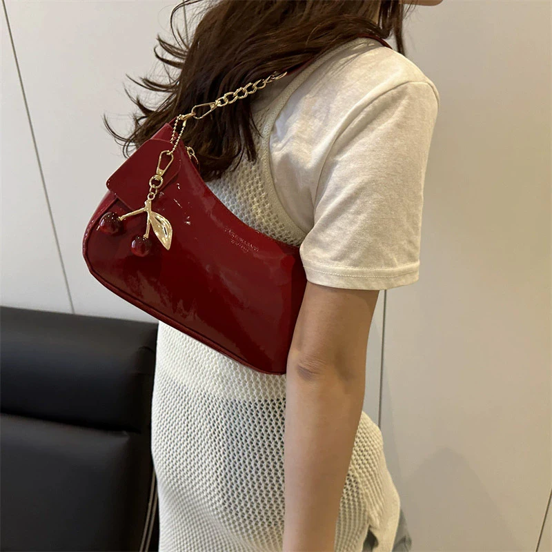 Neue Modische Damen-Handtasche aus PU-Leder, Einfarbig mit Kirsch-Anhänger, Vielseitige Schultertasche, Damen-Umhängetasche für den Alltag – Detail 15