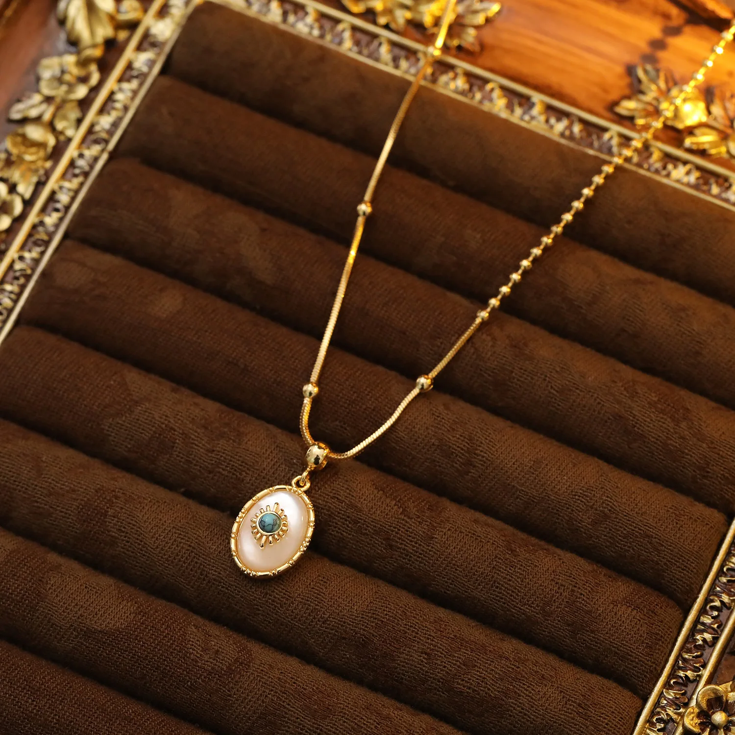 Women French Oval Vintage White Shell Pendant Necklace Spring Summer Versatile Sweater Chain Minimalist Clavicle Jewelry