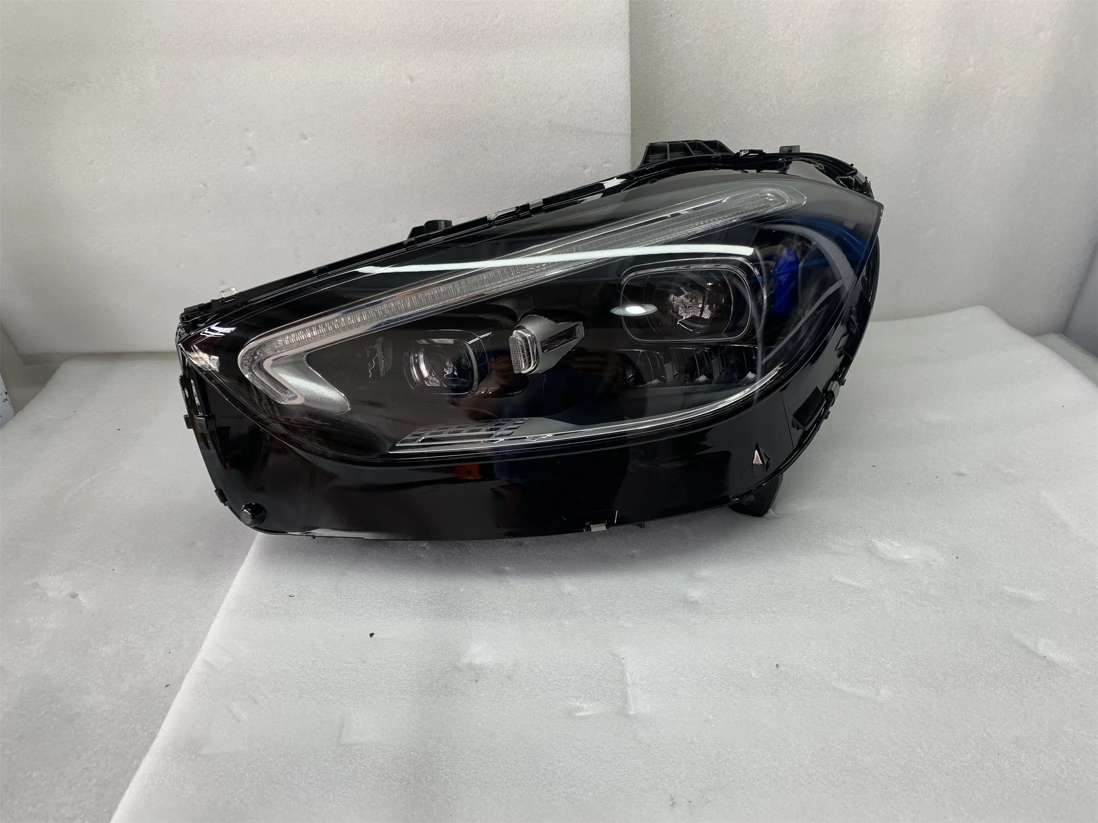 Pasuje do reflektorów LED o wysokiej konfiguracji z funkcją efektu deszczu gwiazd dla Mercedesa Klasy C W206