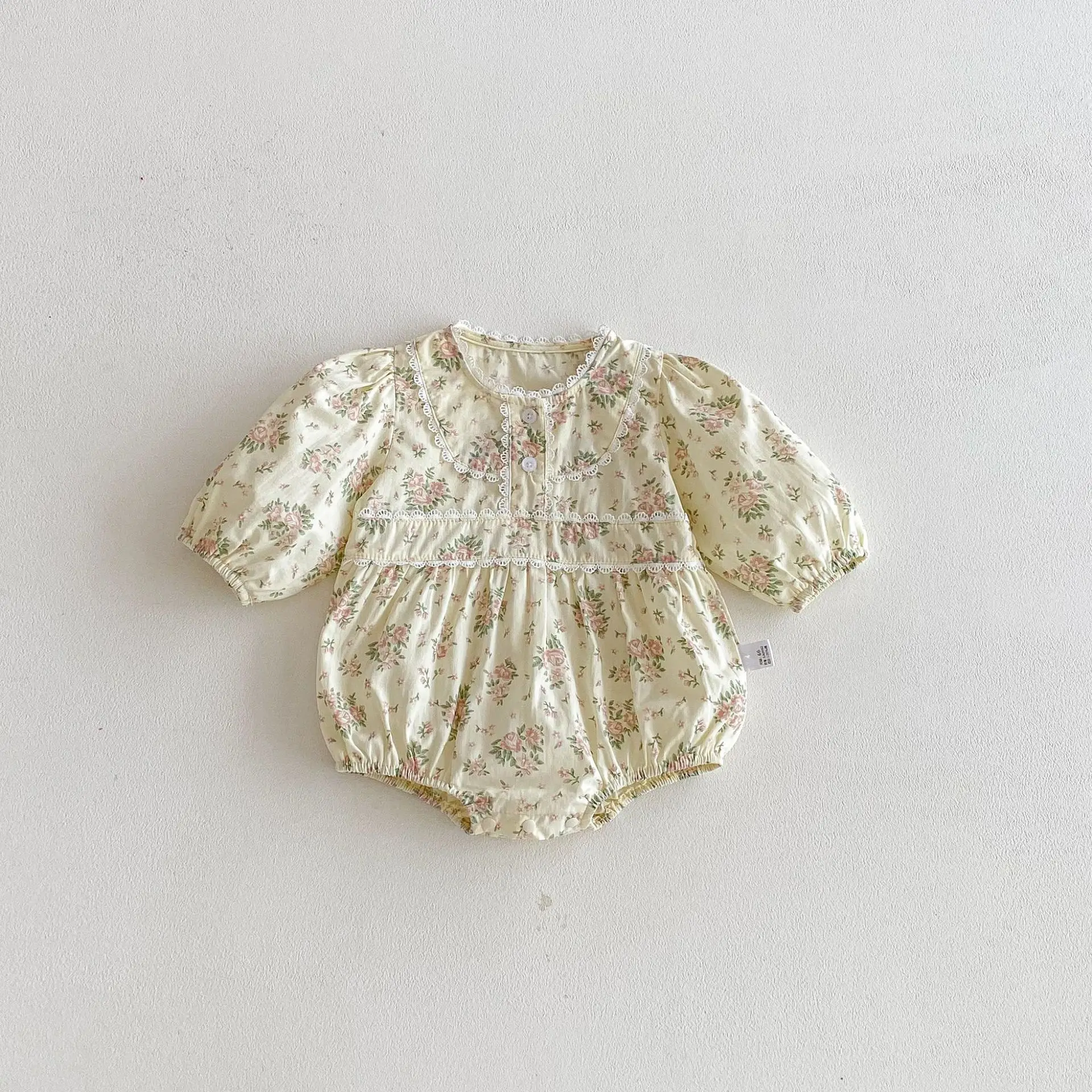 Ins طفلة 2026 ملابس الربيع النسخة الكورية حقيبة الطفل ضرطة الملابس الأزهار بذلة الدانتيل طوق فستان الأميرة بأكمام طويلة