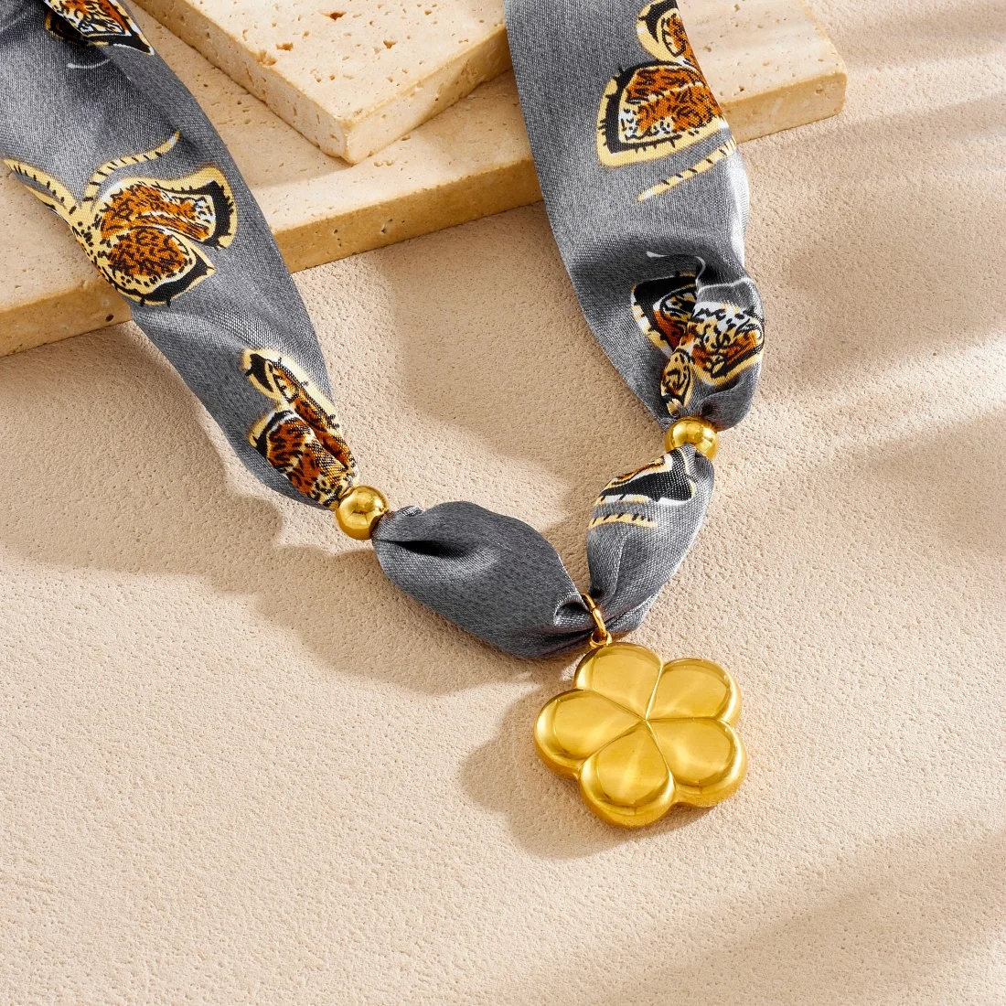 الفولاذ المقاوم للصدأ الذهبي مشرق زهرة قلادة قلادة سيدة الاتجاه الجديد الفاخرة رمادي نمط الشريط سلسلة مجوهرات هدية