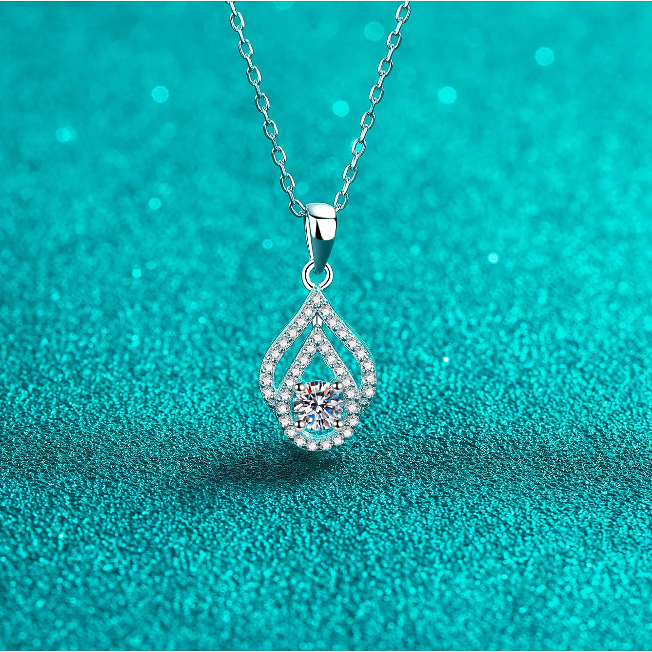 

18K gold female niche water drop hollow 30 points moissanite PT950 platinum necklace pendant clavicle chain