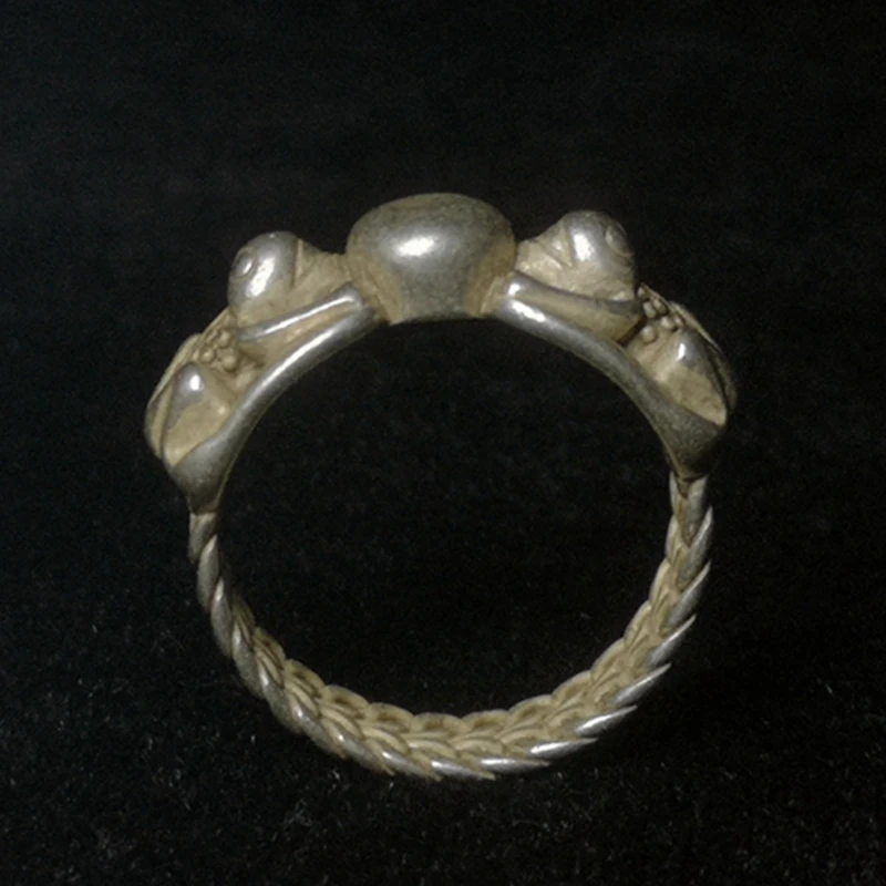 YIZHU CULTUER ART Size Diameter 19.5m Old China Tibet Silver Carving Frog Statue Ring Gift Collection view 5