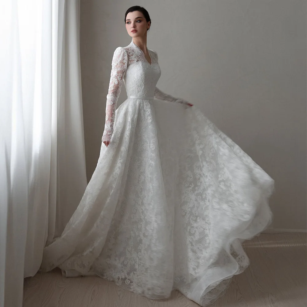 فستان زفاف دانتيل رائع فستان زفاف عربي مخصص بأكمام طويلة ورقبة على شكل V وأزرار وسحاب ذيل محكمة فساتين العروس السعودية