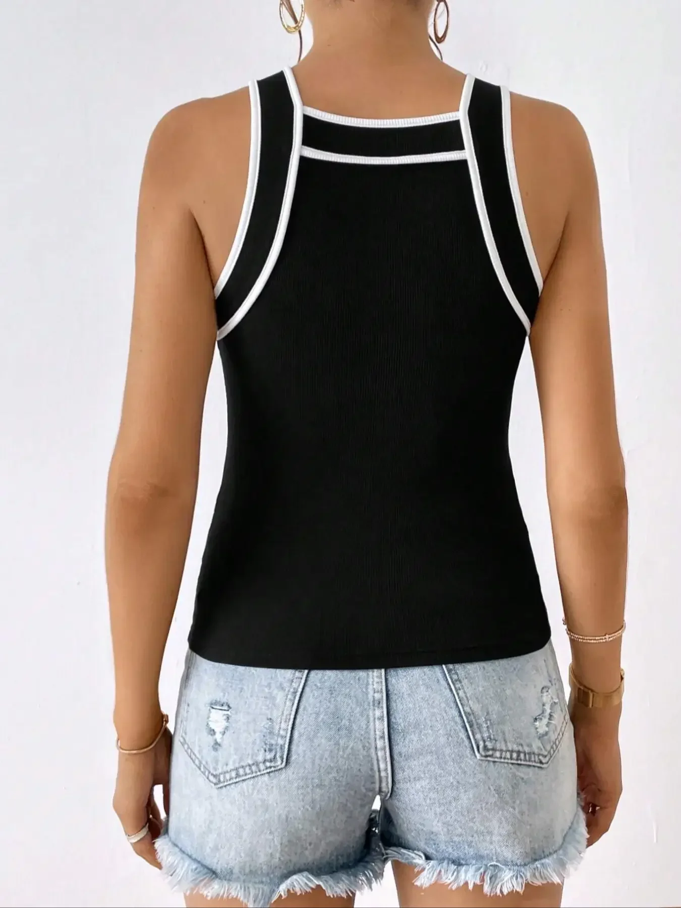 Women\'s Versatile Minimalist Black and White Contrasting Tank Top Fashionable Casual Sleeveless Tank Top New Summer Suspender