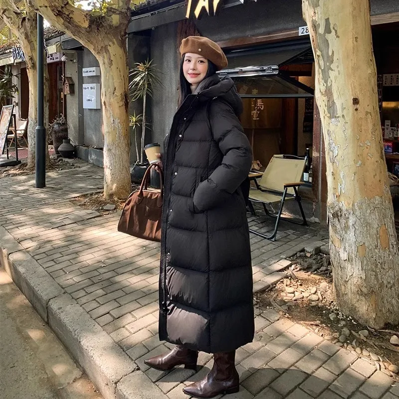 2025 الشتاء المرأة معطف طويل سميكة مقنعين الأبيض بطة ريشة سترة أنيقة تحمل شعار لعبة البيسبول