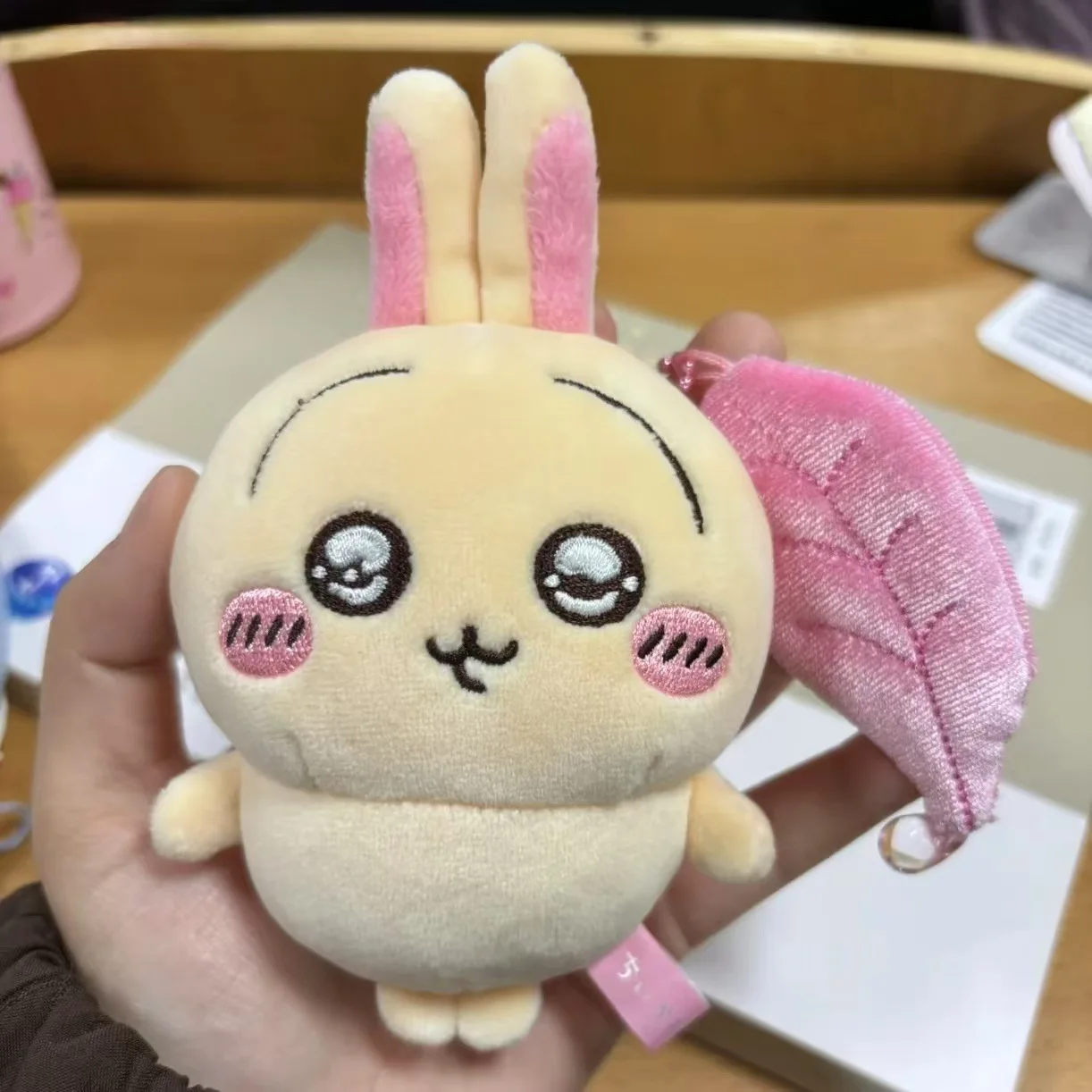 Niedlicher Usagi Plüsch-Schlüsselanhänger mit Großen Augen, JIYI Weiches Spielzeug mit Rosa Blatt-Anhänger, Geschenk für Mädchen, Sammlerstück, Dekorationspuppe – Detail 4