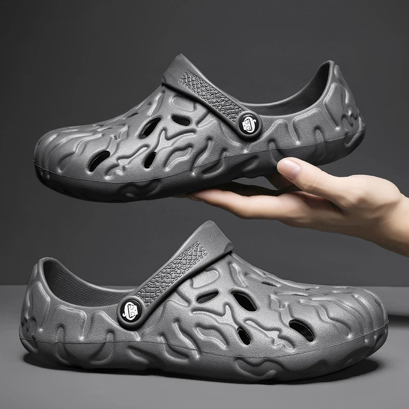 Nuevas zapatillas tipo zuecos para hombre, zapatos de verano para el hogar y el jardín, Sandalias cómodas, chanclas de fondo suave antideslizantes para hombre, zapatillas de talla grande 48 49