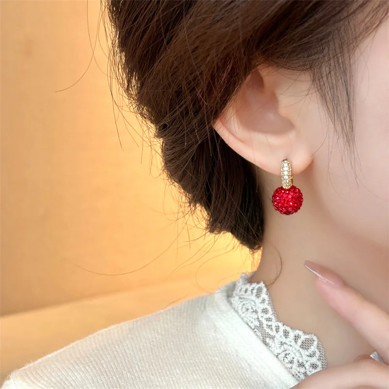 Shining Red Color Crystal Ball Pendant Earrings 2024 Micro Set Zircon Metal Ear Buckle for Women\'s Fashion Jewelry Accessories