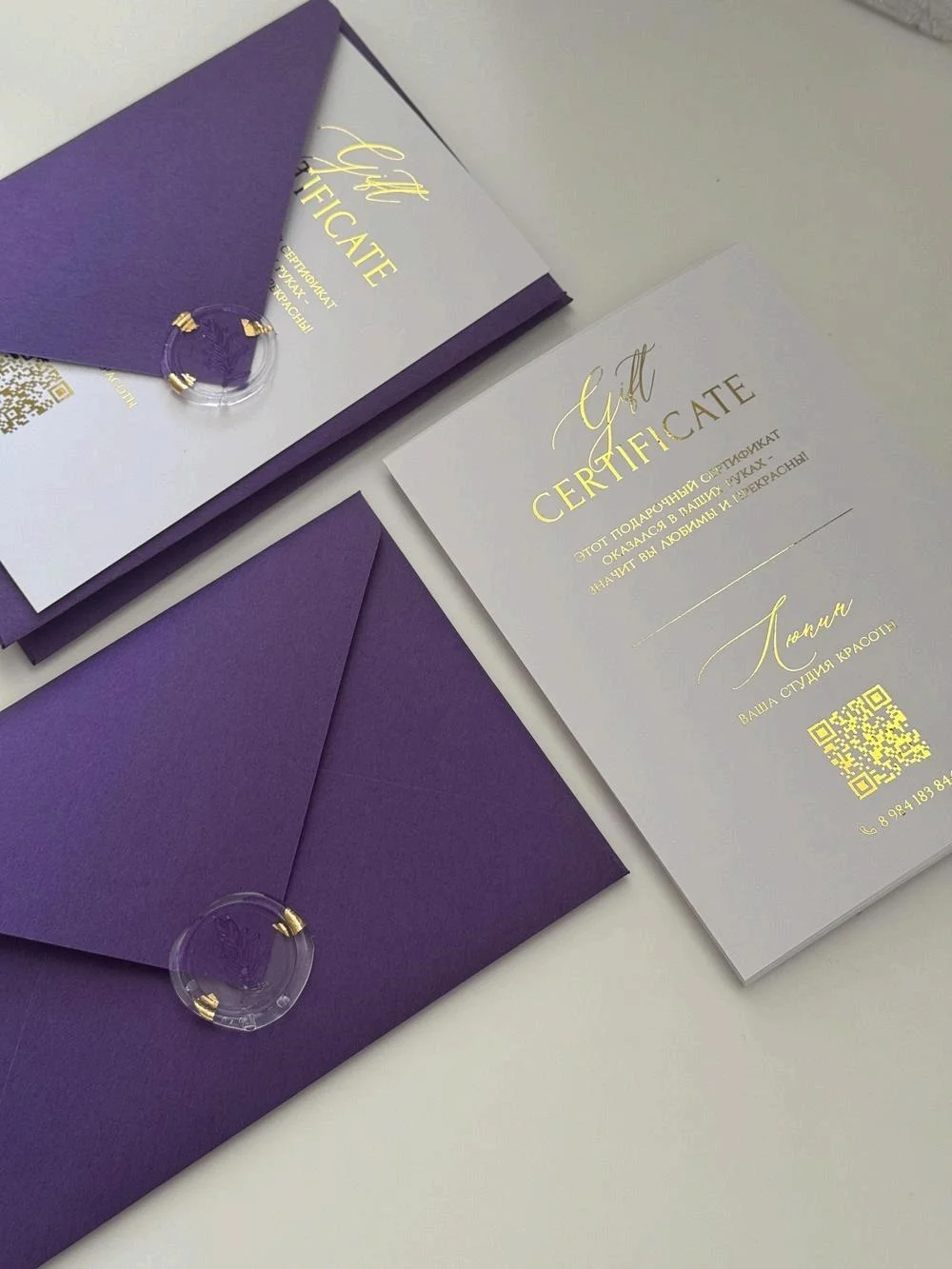 Cartões de presente elegantes personalizados com envelope, certificado de presente dourado ou prateado para salão de beleza, estúdio de maquiagem permanente, cosmetologista