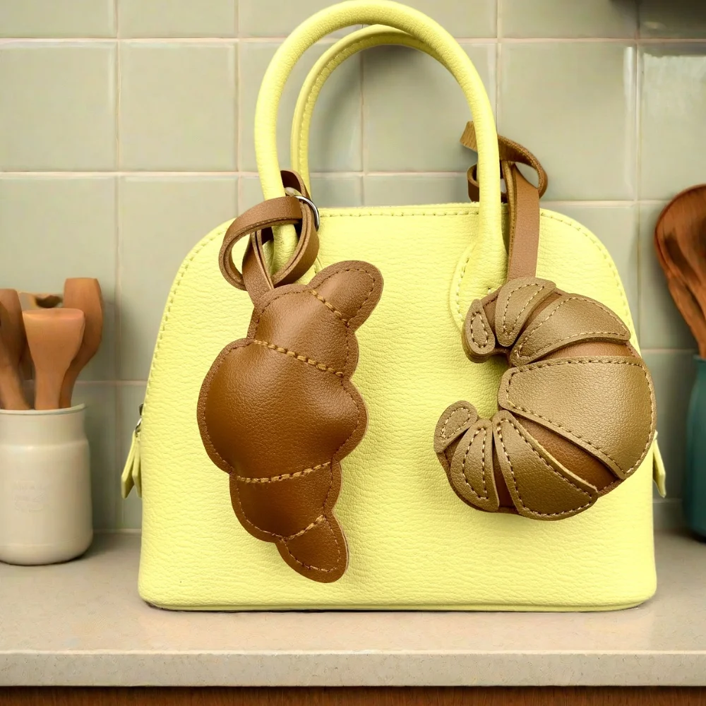 พวงกุญแจ/จี้กระเป๋าหนัง PU รูปขนมหวานจิ๋วสุดน่ารัก - ขนมปังขิง/คัพเค้ก/ครัวซองต์ - ของขวัญ/เครื่องประดับสุดพิเศษไม่ซ้ำใคร