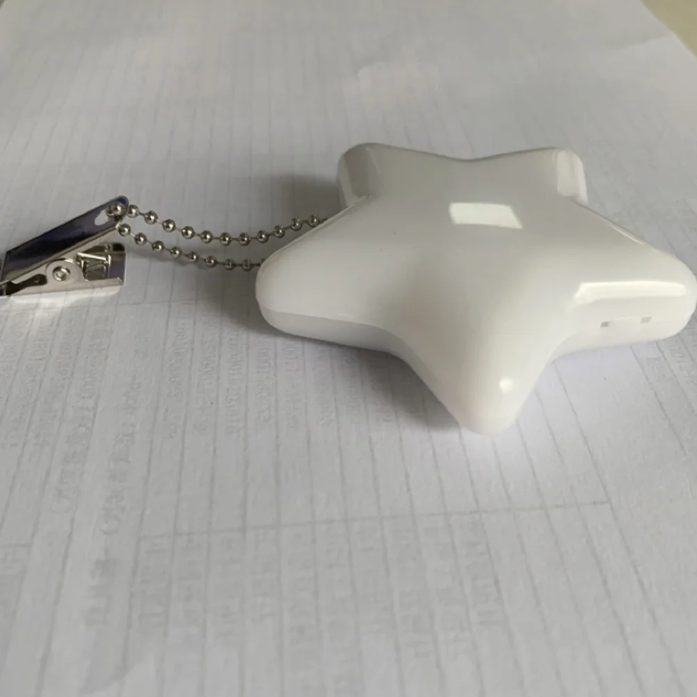 

2 шт. миниатюрных светодиодных ночника-звездочек с сенсорным управлением, на прищепке для сумки, автоматическое освещение, декор для сумок, портативные, для женщин и девочек