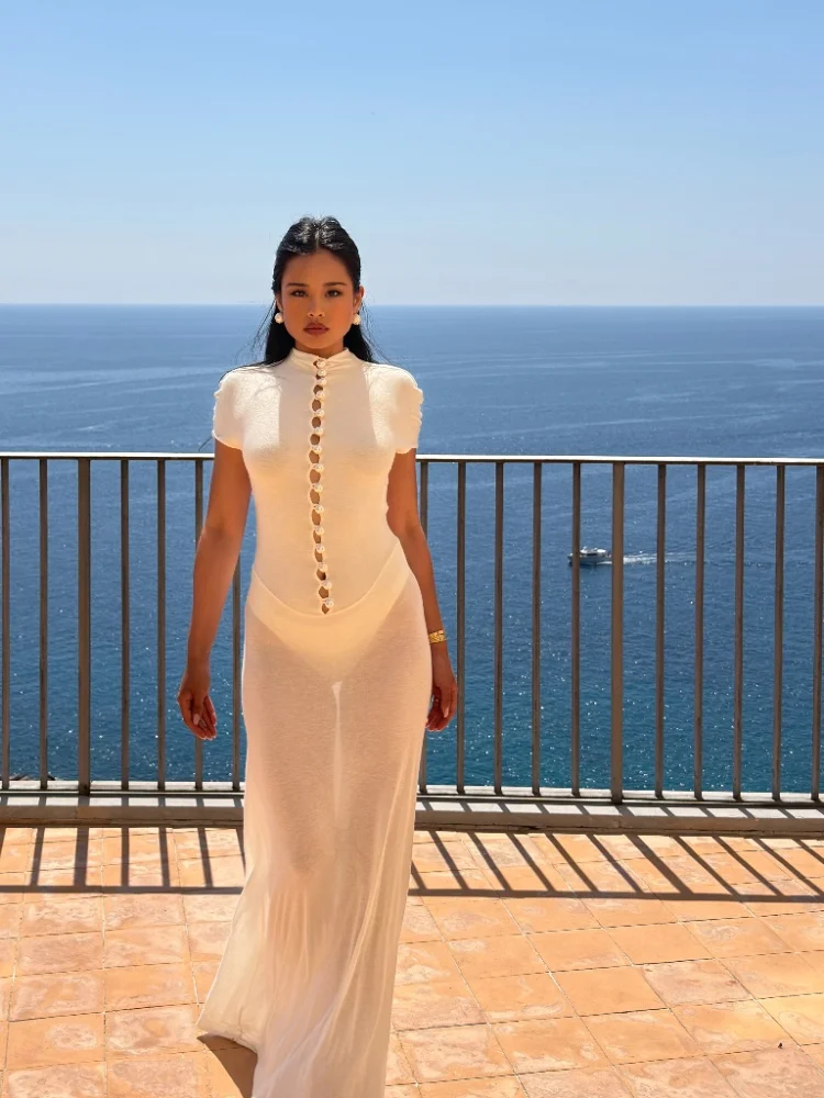 Elegantes weißes, transparentes, gestricktes Maxikleid für Damen, modisch, hoher Kragen, schmal geschnitten, mit Aussparungen, kurze Ärmel, Sommerkleid, Urlaubs- und Strandoutfit