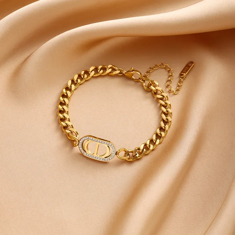 أحدث سوار هيب هوب مزدوج الحروف على شكل حرف D سلسلة سميكة مجوفة من الفولاذ المقاوم للصدأ باللون الأحمر في عام 2025