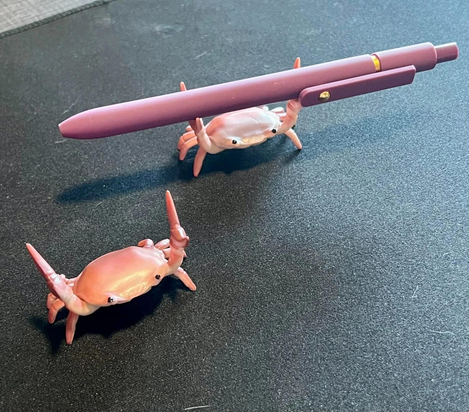 1Pack Desk Crab Pen Holder, Creative Weightlifting Crab Pencil Stand Holder, Desk Organizers and Accessories, Cute Office Decor for Small Items at Home, School, Studio (Red)