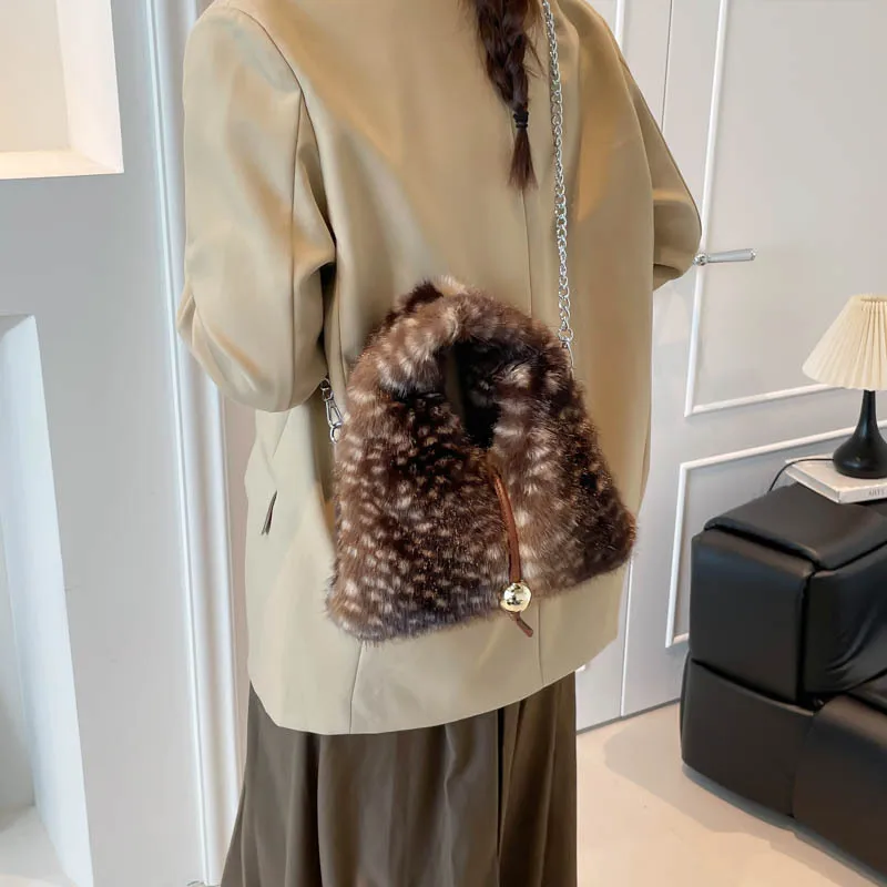 Commuter Friendly Crossbody Bag Women Fashion Leisure Chain Shoulder Bag Trendy Textured Casual and Simple Design Bucket Bag
