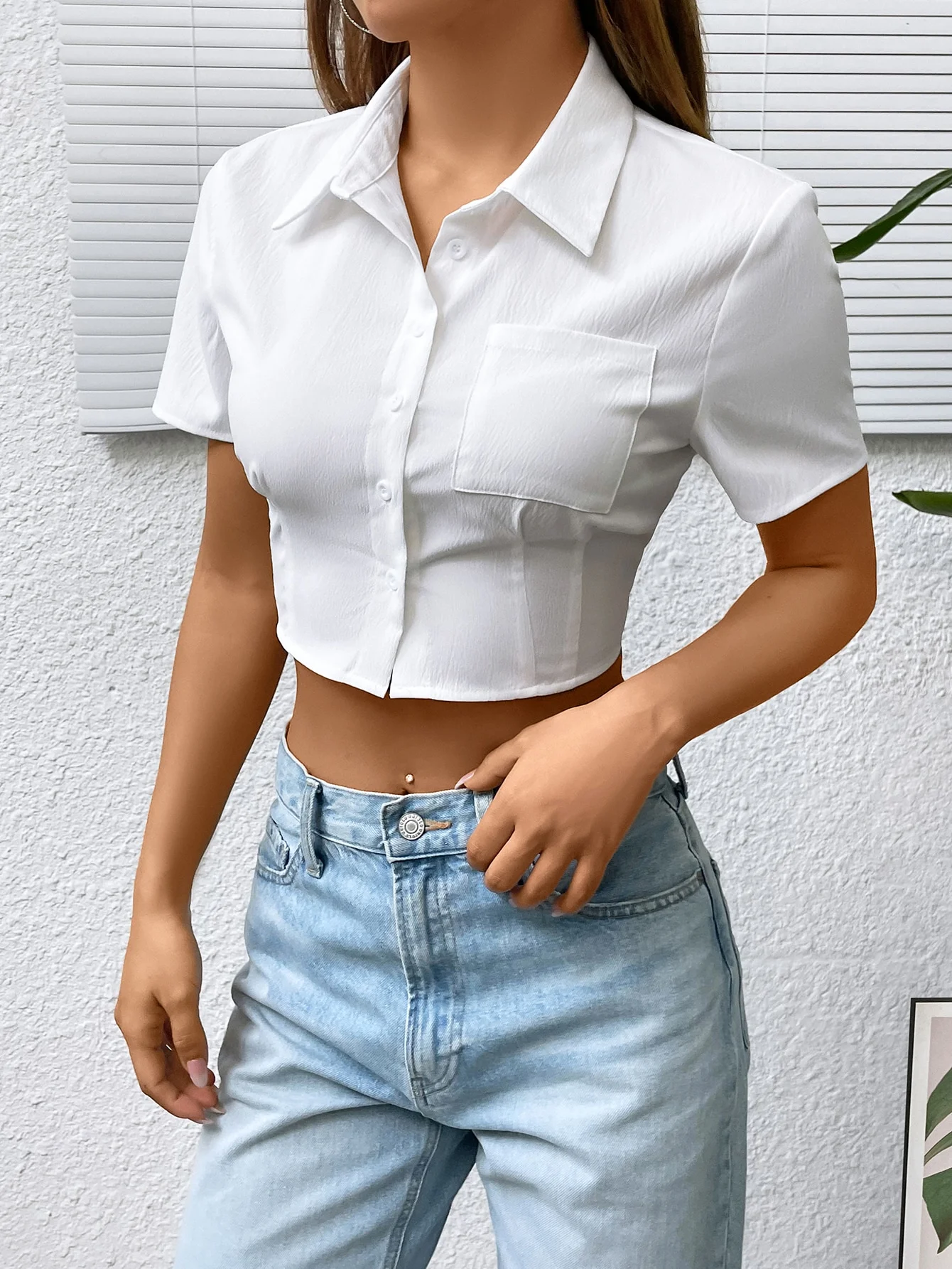 Una nueva camisa de manga corta de textura completa de cintura corta informal para mujer de primavera/verano