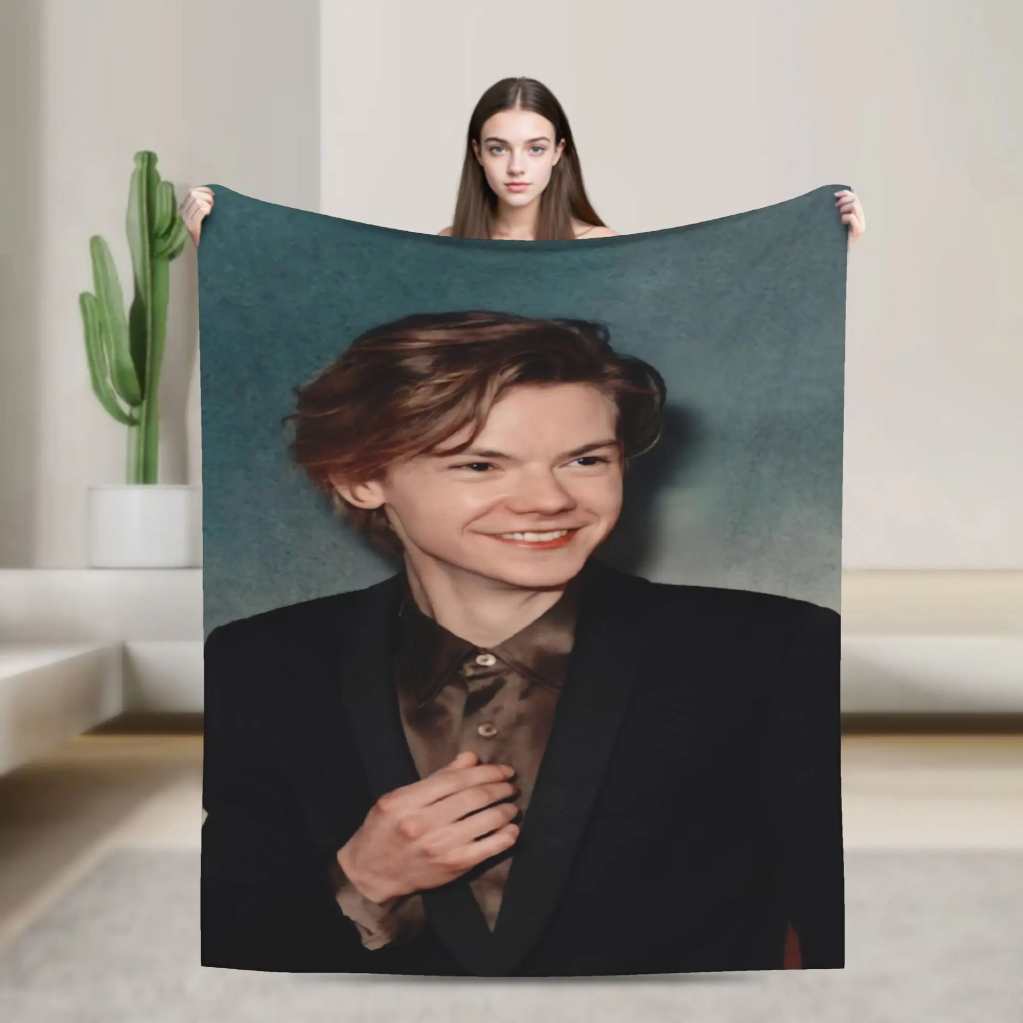 Stylish Thomas Brodie-Sangster Blanket Lightweight Thin Flannel  Relax Throw Blanket Machine Washable