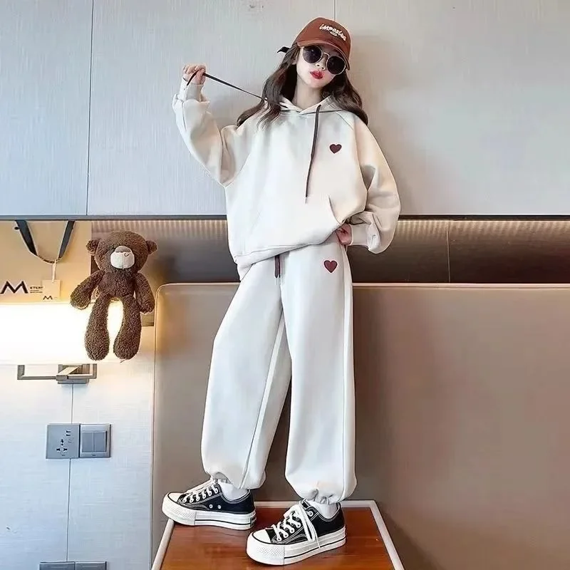 

2025 комплектов для девочек, осенне-зимний костюм, стильный комплект из двух топов и брюк, повседневные спортивные толстовки с принтом, корейская детская одежда