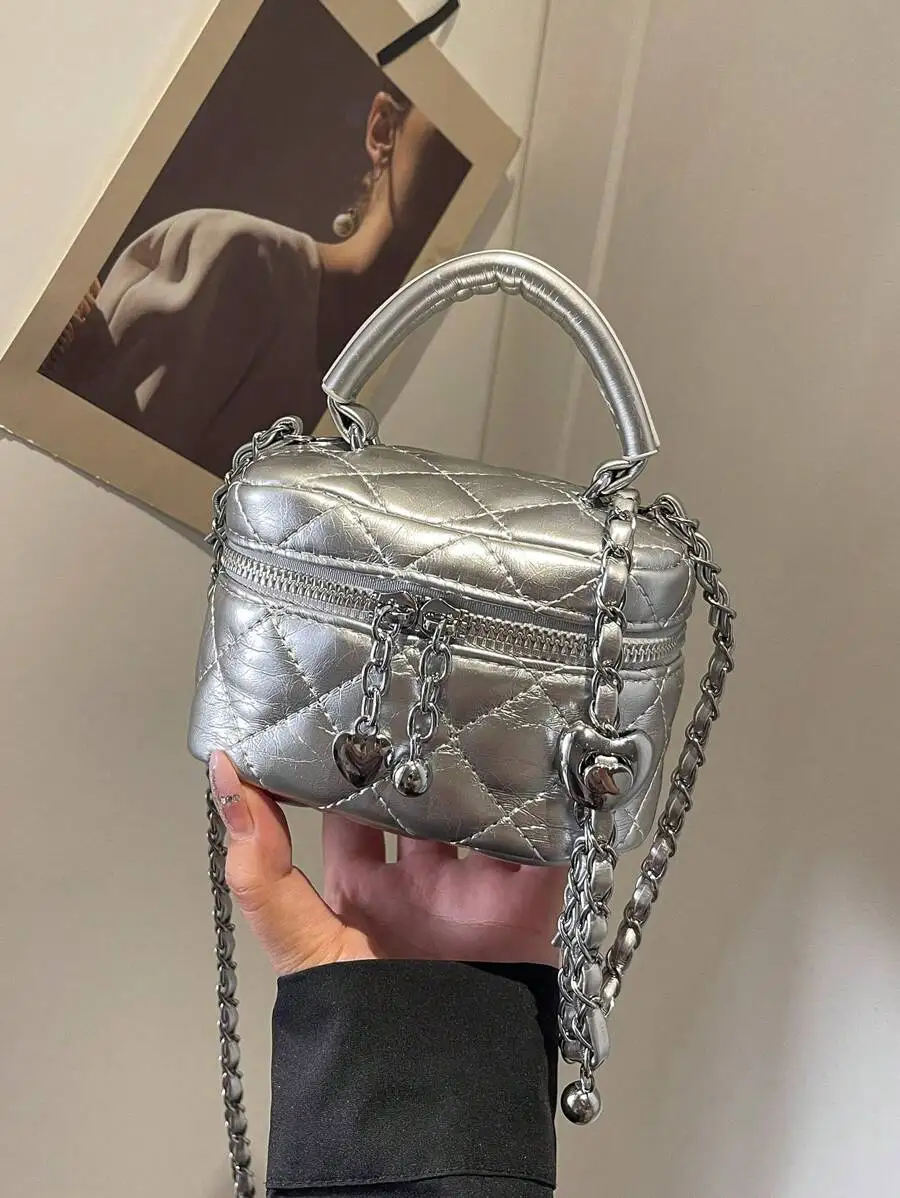 

Серебряная стеганая мини-сумочка-бокс с цепочкой и подвесками в виде сердечек