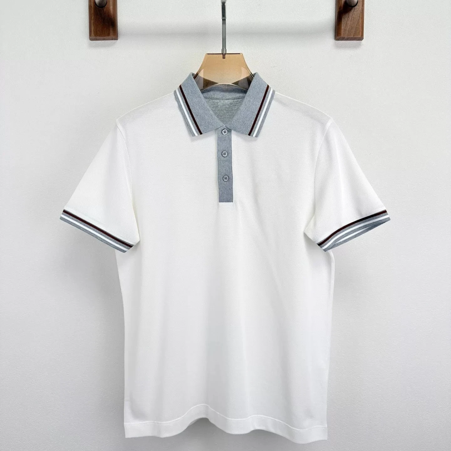 

Рубашка-поло BC Italian 26ss в стиле old money, повседневная, с контрастными вставками, из жемчужного хлопка, с коротким рукавом.