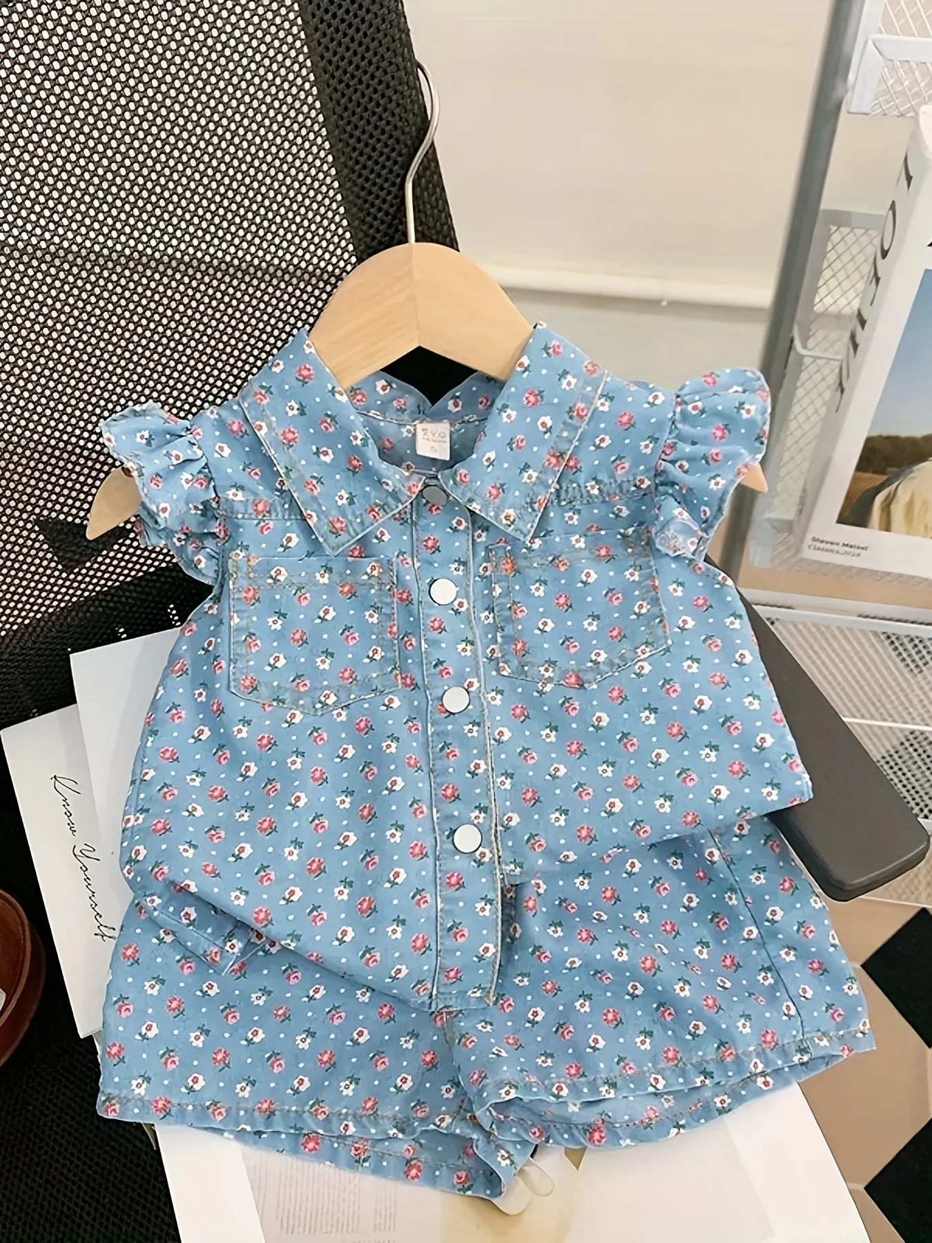 2025 صيف جديد النمط الأجنبي قسم رقيقة يطير كم الأزهار طباعة قصيرة الأكمام مجموعة تي شيرتات قصيرة للأطفال ، طفلة الصيف قطعتين دعوى