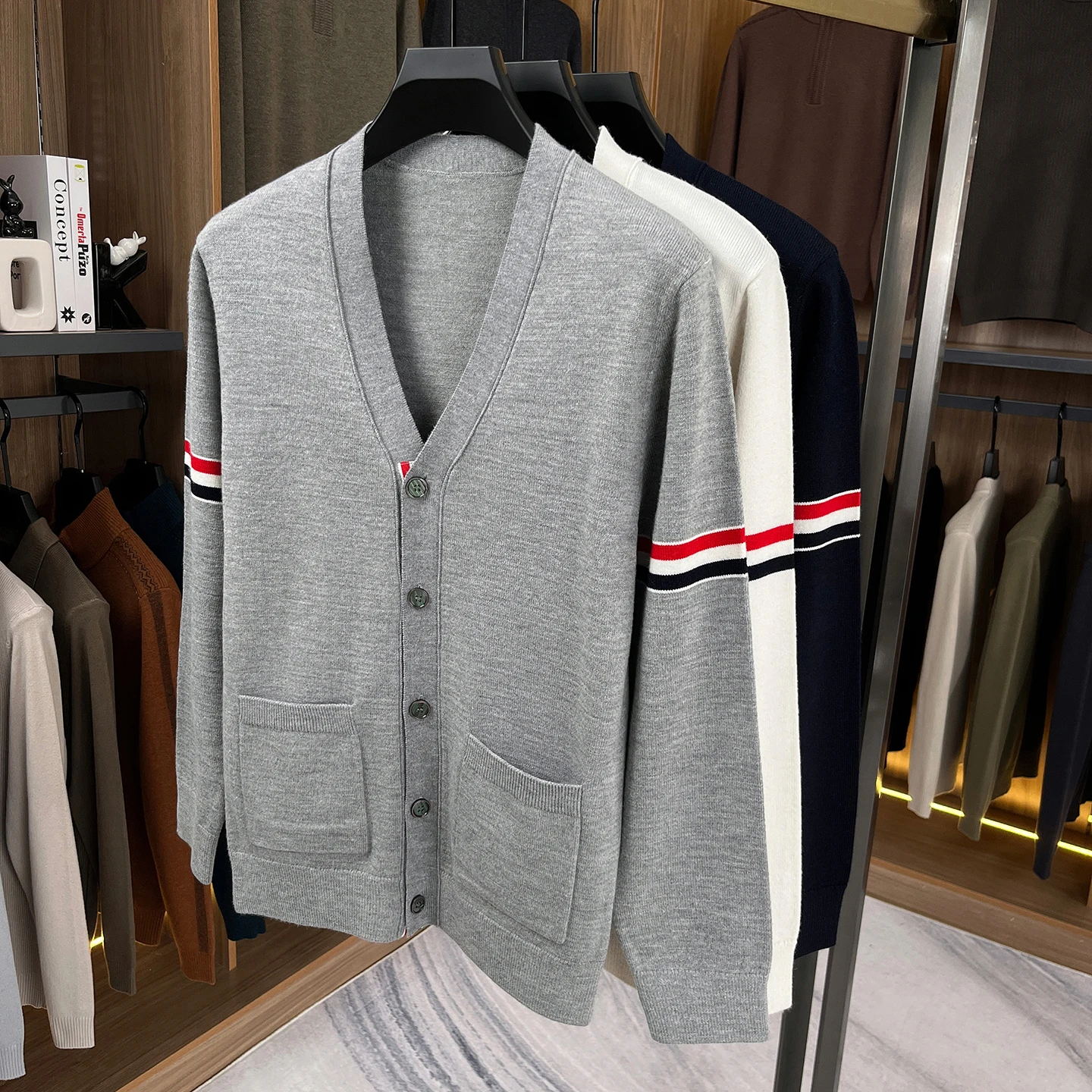 High-End Marke Pullover Open Shirt Männer Frühjahr Herbst Neue Klassische Streifen Trend Taschen Koreanische Freizeit Mischfarben V-Kragen Strickjacke – Detail 3